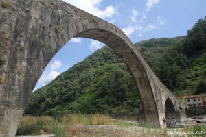 Vue du Pont de la Madeleine ou du Diable, dans la Garfagnana