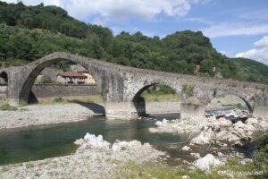 Vue du Pont de la Madeleine ou du Diable, dans la Garfagnana