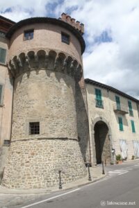 Vue sur l'enceinte de Castiglione di Garfagna en Toscane