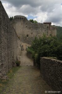 Vue sur la Rocca de Castiglione di Garfagna en Toscane