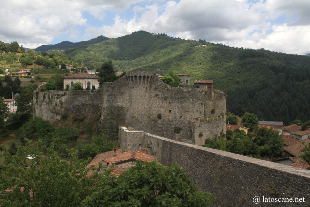 Vue sur la Rocca de Castiglione di Garfagna en Toscane