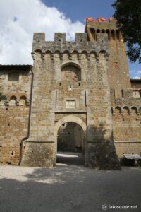 Vue du château de Spedaletto en Toscane