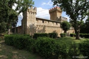 Vue du château de Spedaletto en Toscane