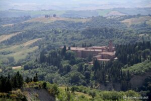 Vue sur l'abbaye de Monte Oliveto depuis Chiusure