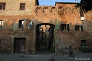 Vue des murs médiévaux de Buonconvento