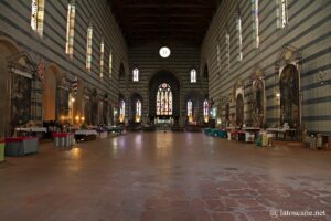 Photo de la nef de la basilique Saint-François de Sienne