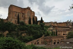 Vue sur la basilique San Domenico de Sienne