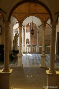 Photo de la loggia de la maison-sanctuaire Sainte-Catherine de Sienne