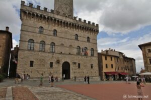 Photo de la Piazza Grande à Montepulciano avec le Palazzo del Comune