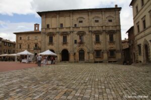 Photo de la Piazza Grande à Montepulciano avec le Palais Tarugi