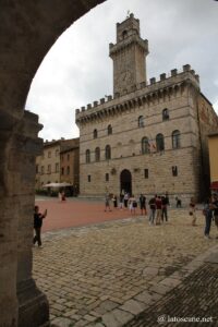 Photo de la Piazza Grande à Montepulciano avec le Palazzo del Comune