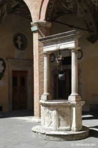 Photo du puits de la cour du Palais Chigi-Saracini à Sienne