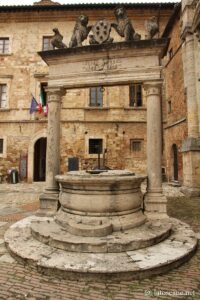 Photo de la Piazza Grande à Montepulciano avec le Puits des GRiffons et des Lions de da Sangallo