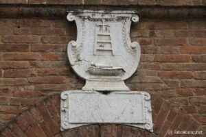 Photo de l'emblème de Santa Maria della Scala, Siena