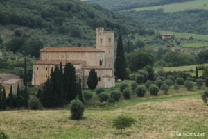 Photo de l'ensemble de l'abbaye de Sant'Antimo