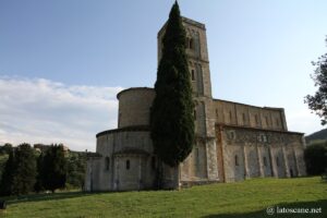 Photo de l'extérieur et abside de Sant'Antimo en Toscane