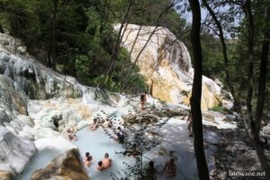 Foto delle vaschette del Fosso Bianco di Bagni San Filippo