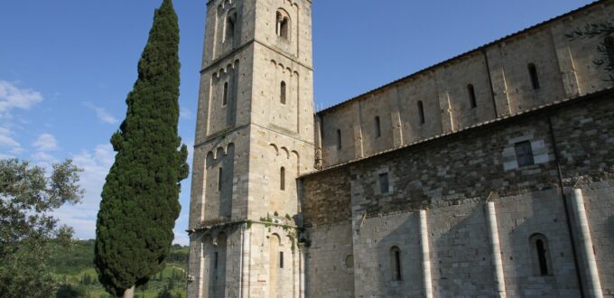 Foto dell'esterno et del abside di Sant'Antimo in Toscana