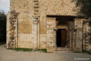 Photo de la façade et le portail de Sant'Antimo