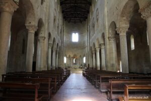 Vue de l'intérieur de Sant'Antimo en Toscane