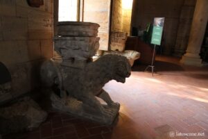 Photo de lions à l'intérieur de Sant'Antimo en Toscane