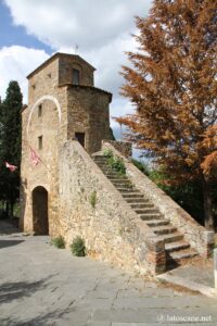 Vue de la Porte Cappuccini à San Quirico d'Orcia