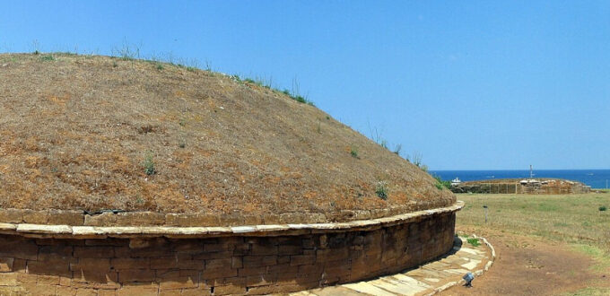 Photo of a tumulus in the necropolis of Populonia