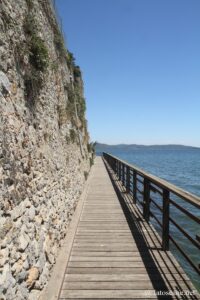 Vue de la promenade des murs espagnols d'Orbetello