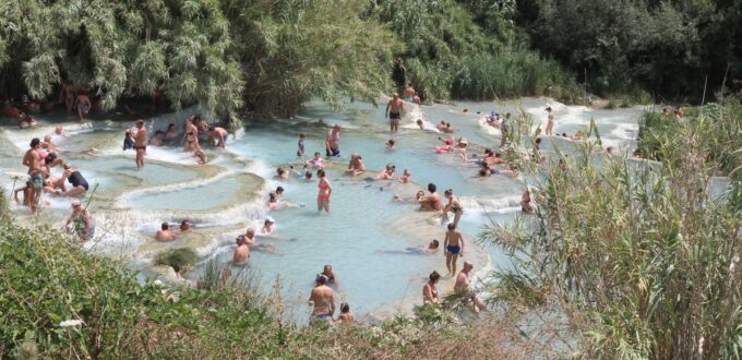 Panorama des thermes de Saturnia en Toscane