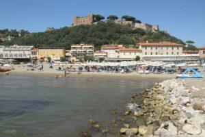 Photo de Castiglione della Pescaia avec la plage et le château