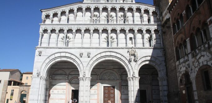 Foto della facciata del duomo di san martino di Lucca