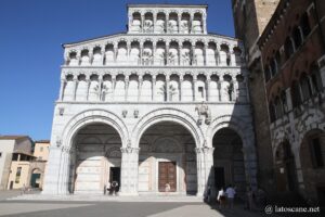 Photo de la façade de la cathédrale saint-martin à Lucques