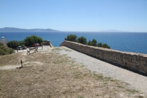 Vue sur la côte depuis la forteresse de Talamone