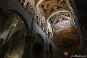 Photo de l'intérieur et des voûtes de la cathédrale de Lucques