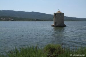 Photo de la lagune d'Orbetello avec le moulin espagnol