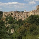 Sorano et Vitozza dans la vallée du tuf