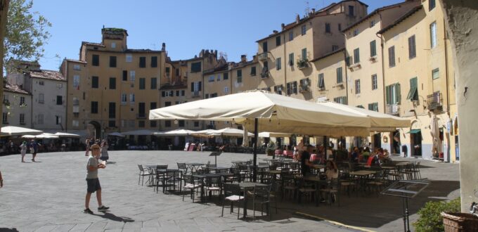 Veduta della Piazza dell'Anfiteatro a Lucca