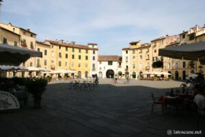 Photo de la Piazza dell'Anfiteatro à Lucques