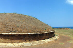 Photo d'un tumulus de la nécropole de Populonia