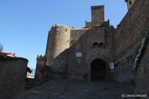 Photo de la porte d'entrée du centre historique de Castiglione della Pescaia