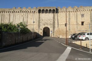 Photo de la Porta Nuova des murs de Magliano in Toscana