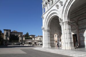 Photo de la façade avec le portique de la cathédrale de Lucques