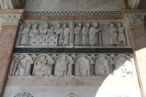 Photo des reliefs du portique de la cathédrale San Martino à Lucques