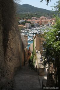 Photo de la montée du centre historique, Porto Ercole, Argentaario