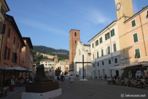 Vue de la Piazza Duomo à Pietrasanta