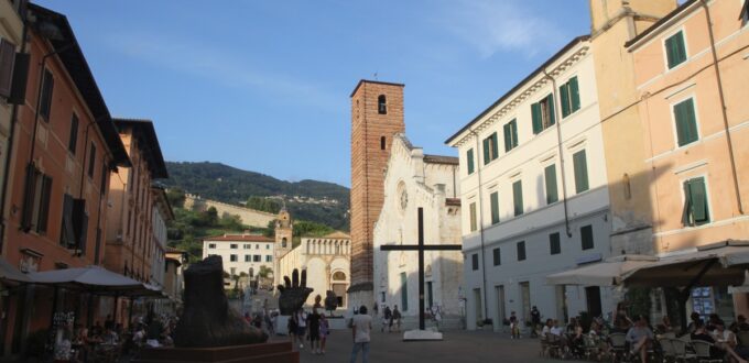 Veduta della Piazza Duomo a Pietrasanta