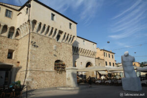 Vue de la Piazza Giosue Carducci à Pietrasanta